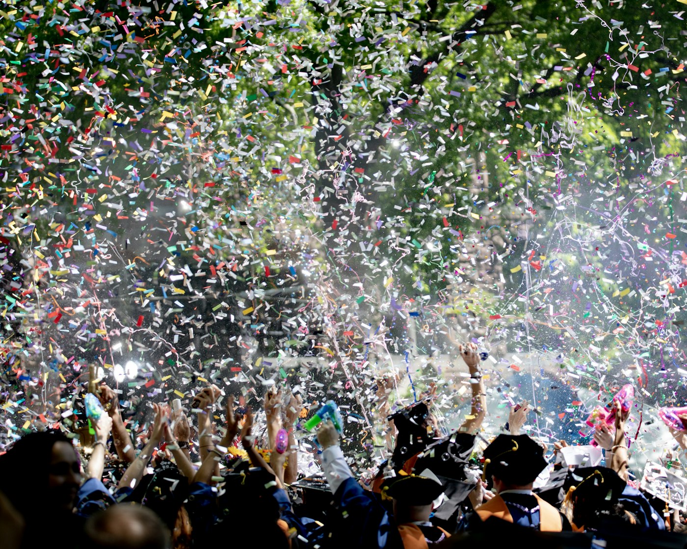 Lluvia de confeti al final de una fiesta