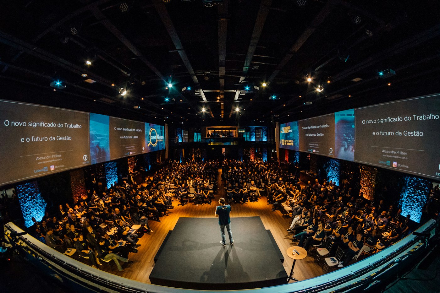 Auditorio preparado para un evento de empresa