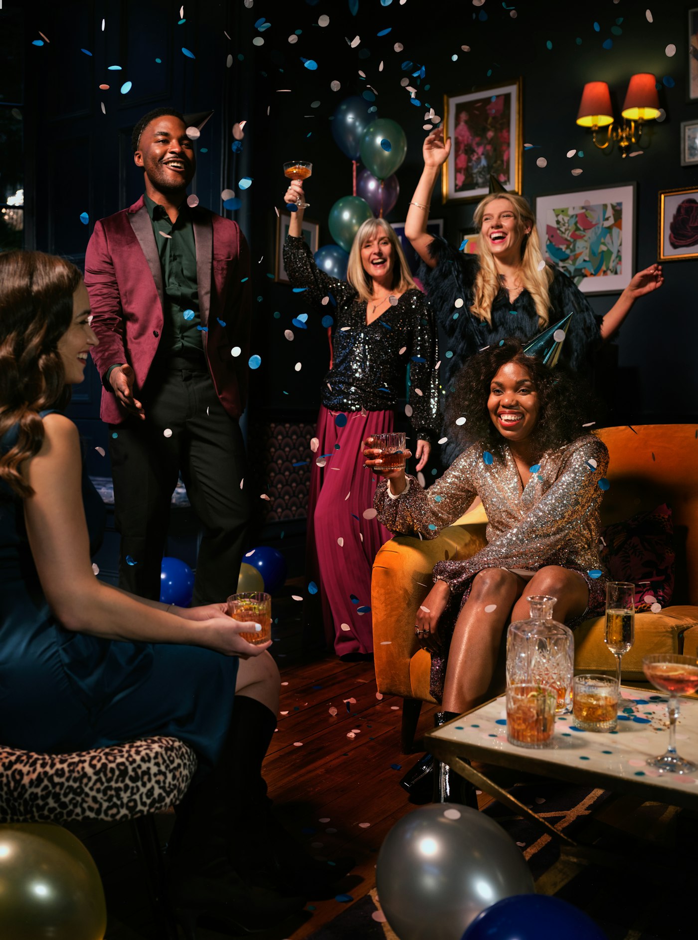 Amigas celebrando con confeti