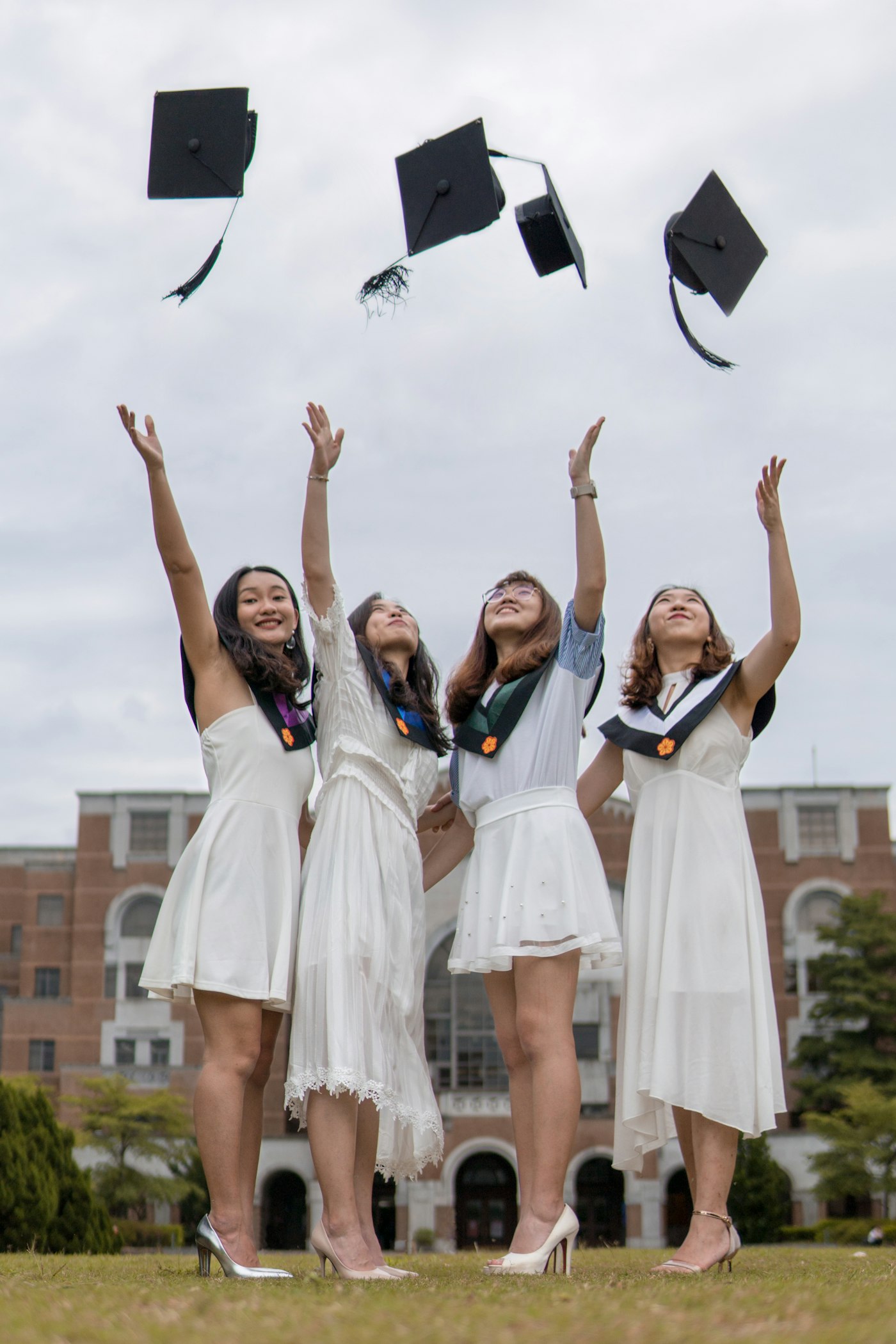 Graduadas lanzando birretes