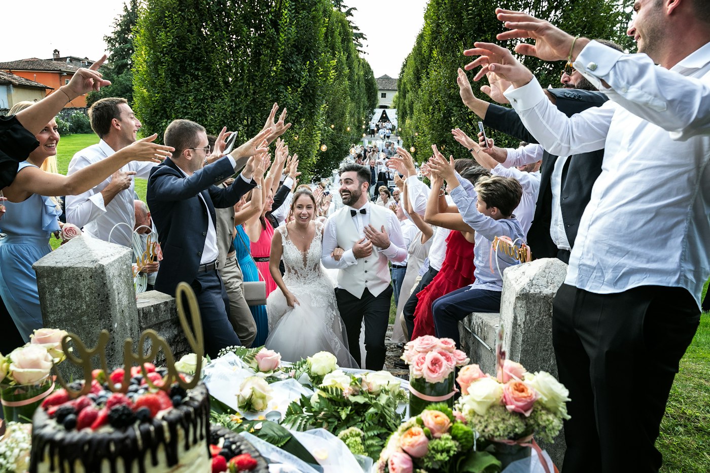 Invitados celebrando a los novios al aire libre