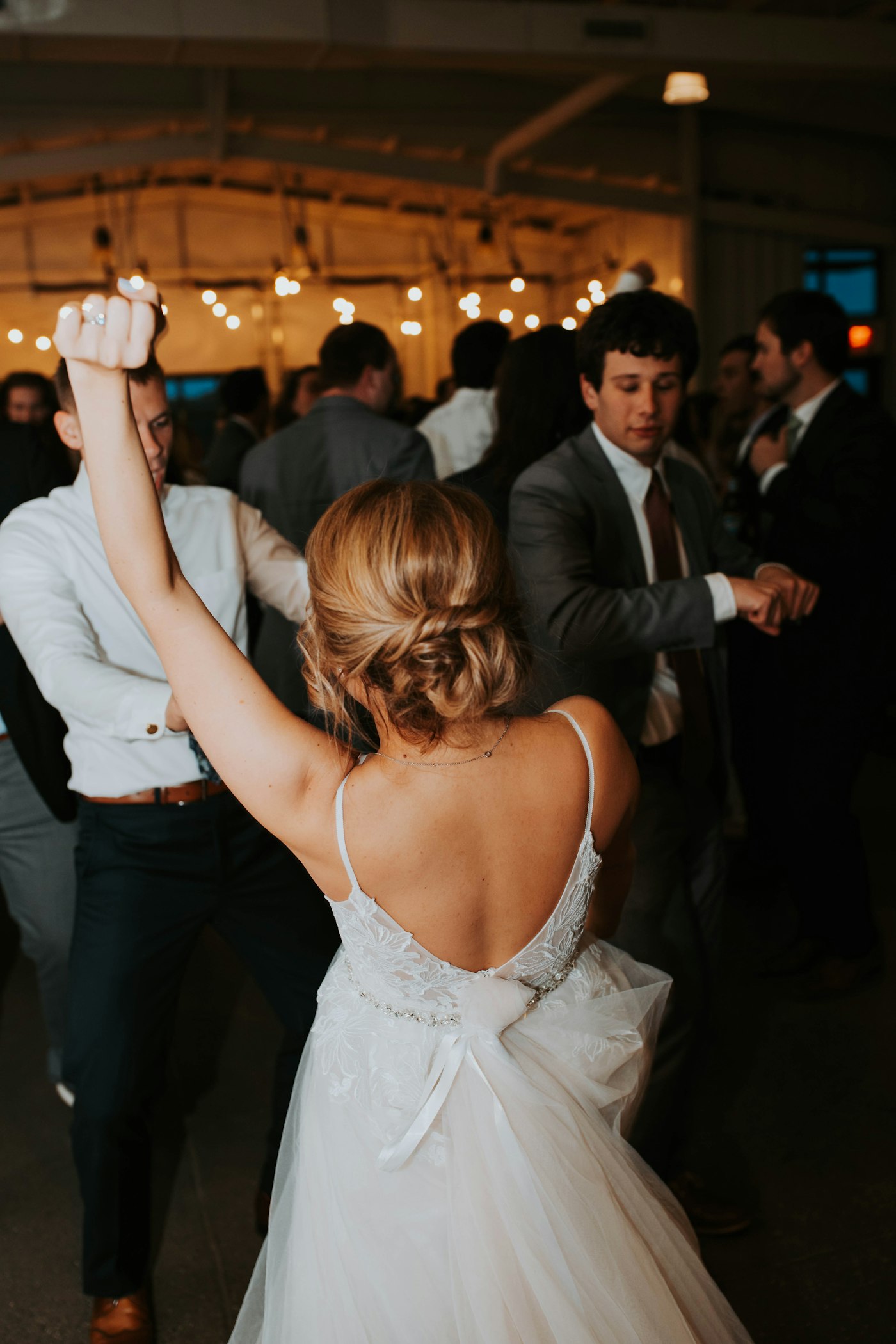Novia bailando con sus invitados