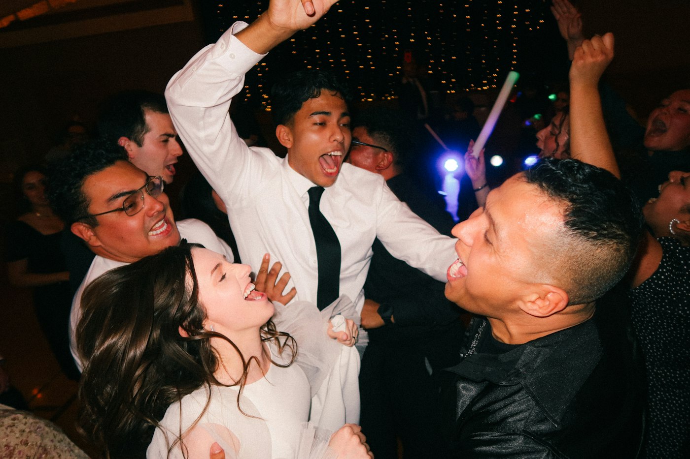 Jóvenes bailando en su prom
