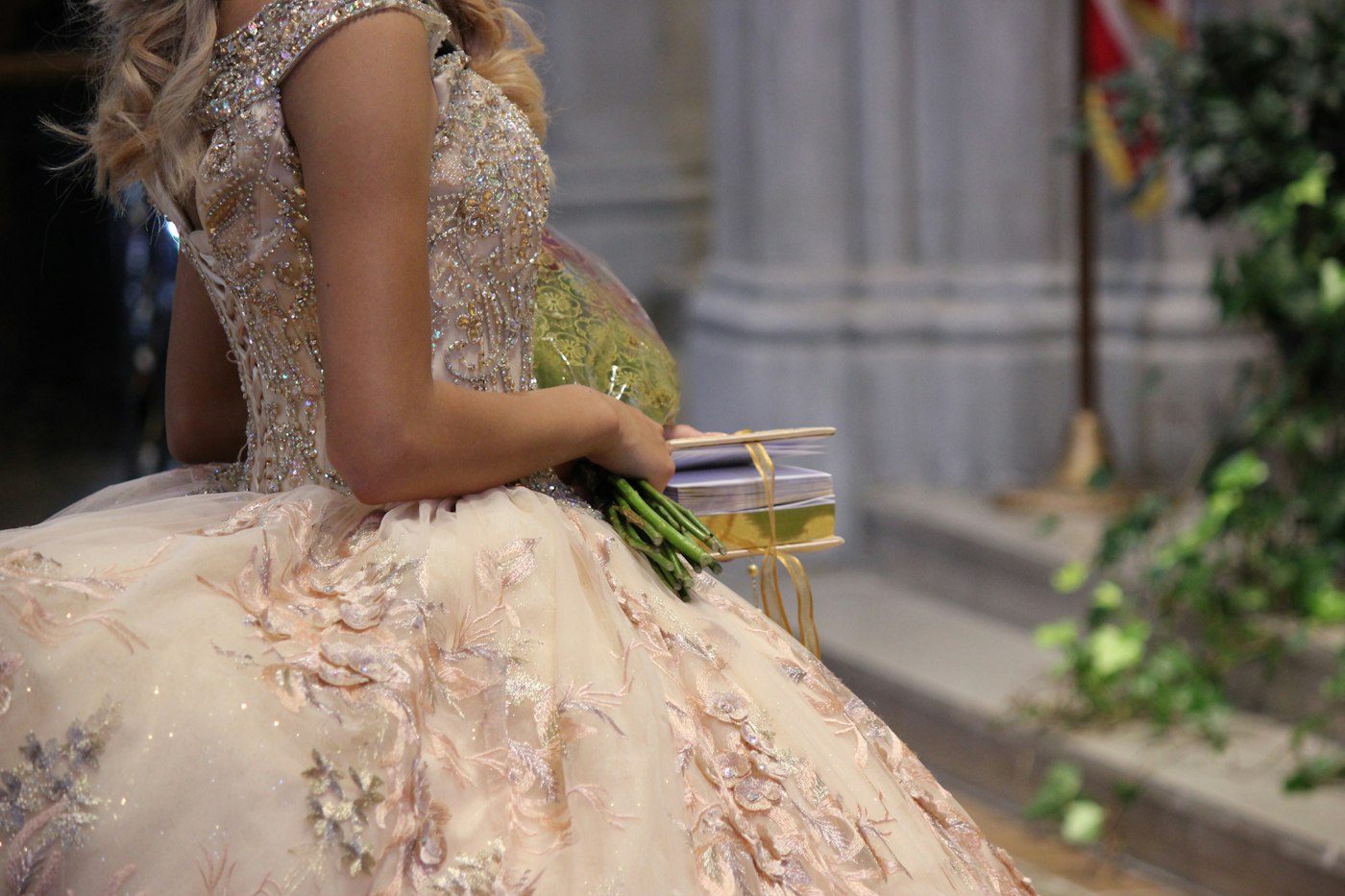 Quinceañera con vestido de gala